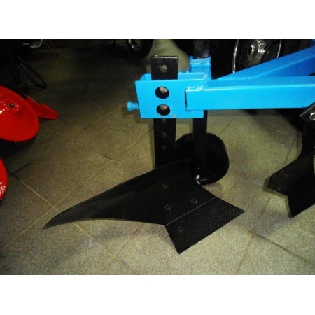 Плуг з передплужником і колесом